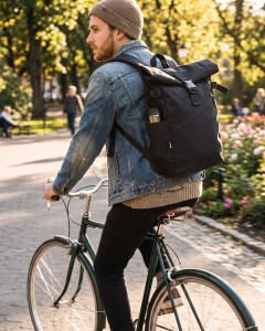 Man_riding_vintage_bicycle_2K_202607301432