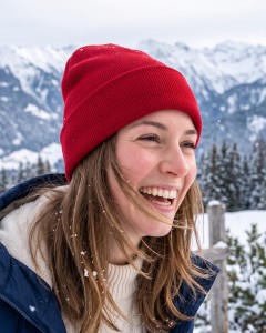 Young_woman_laughing_snowy_mount…_202607301428